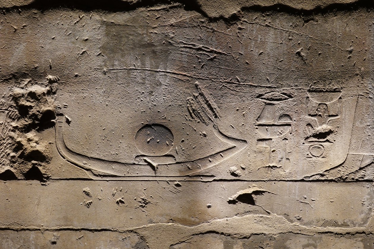 Re bevæger sig på solbåden, Luxor-templet (relief) af Egyptian Egyptian