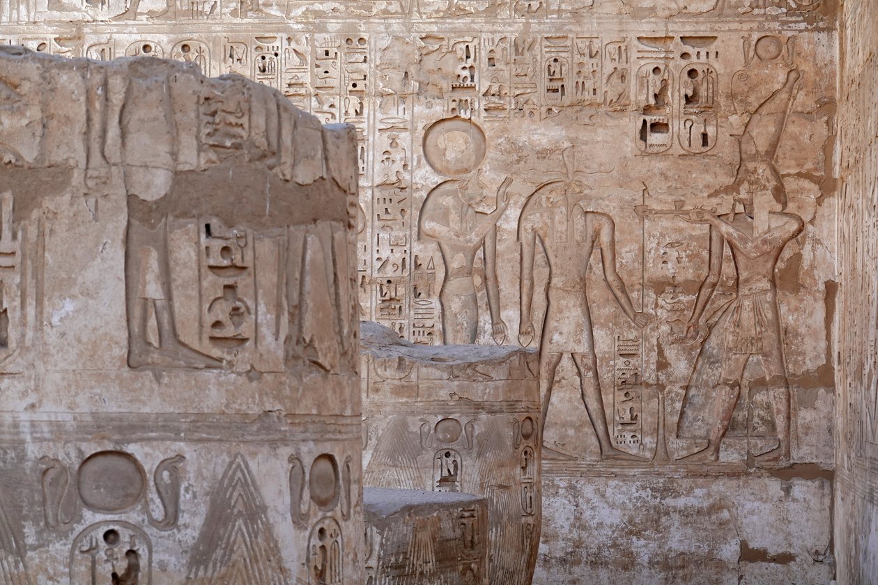 Hersker over Øvre Egypten, der ofrer til Ra og Knoum, Horus-templet, Edfu af Egyptian Egyptian