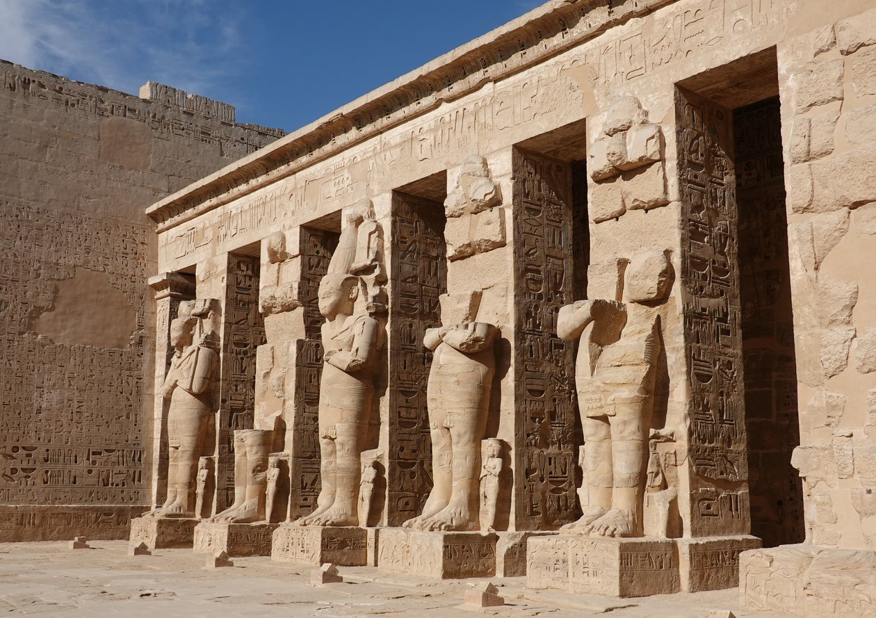 Skulpturer af guderne, Horus-templet, Edfu af Egyptian Egyptian