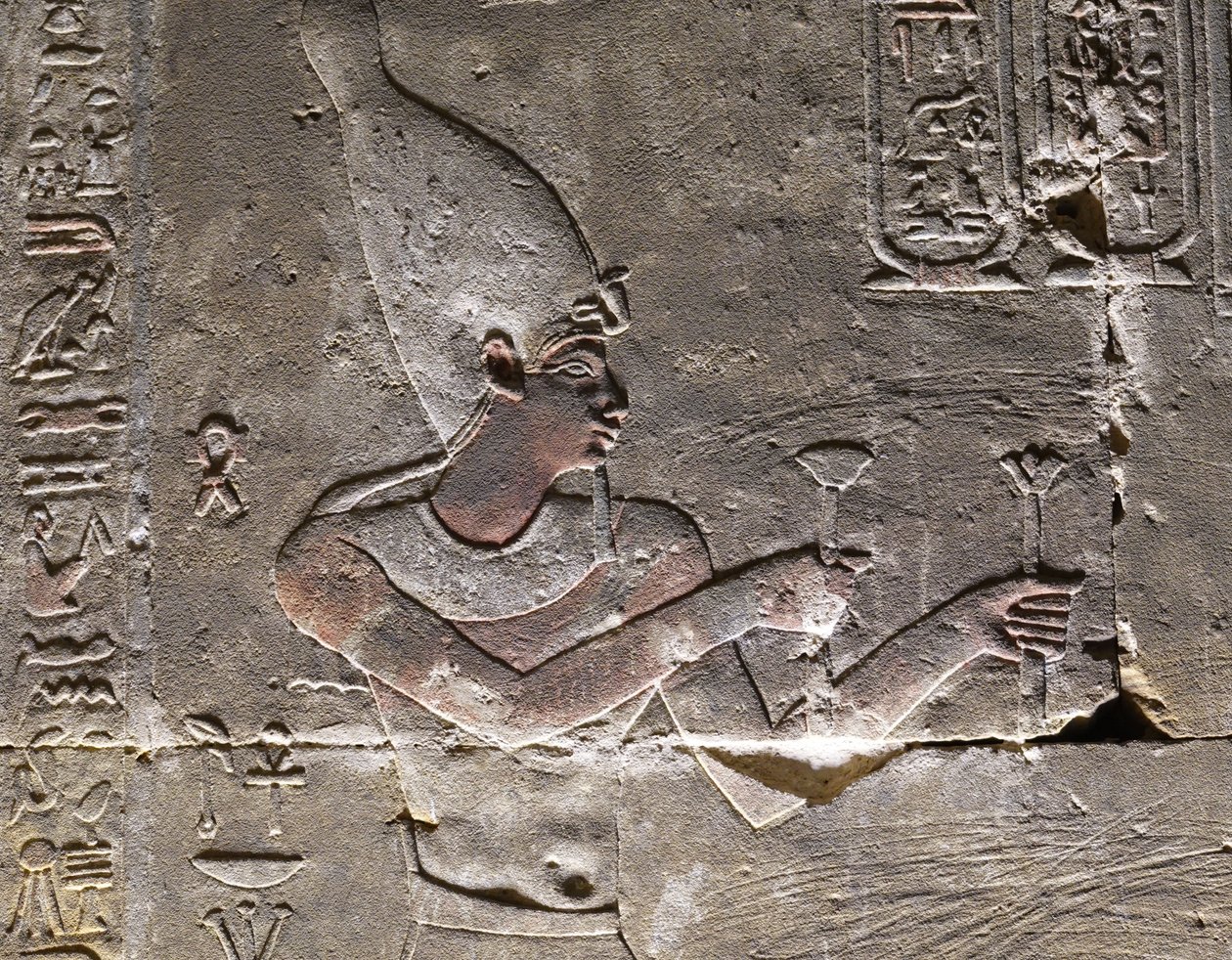 Farao iført hedjet, Horus-templet i Edfu af Egyptian Egyptian