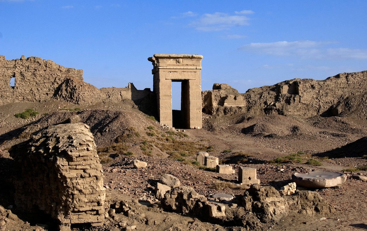 Egyptisk oldtid: Udsigt over den nordlige ports bue, Hathor-templet, Dendera, Egypten af Egyptian Ptolemaic Period