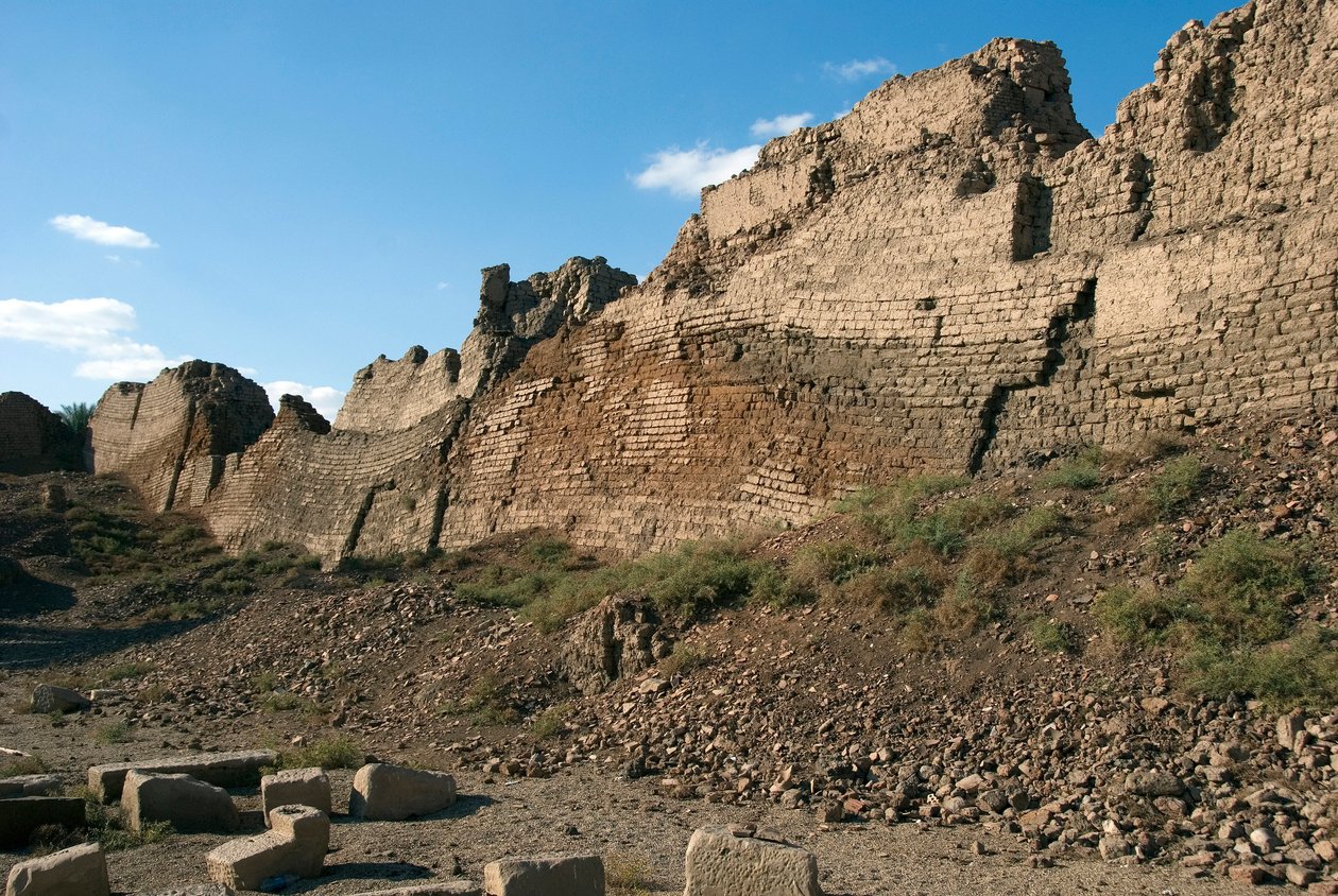 Egyptisk oldtid: Mure, der beskytter stedet for templet dedikeret til Hathor, Dendera, Egypten af Egyptian Ptolemaic Period