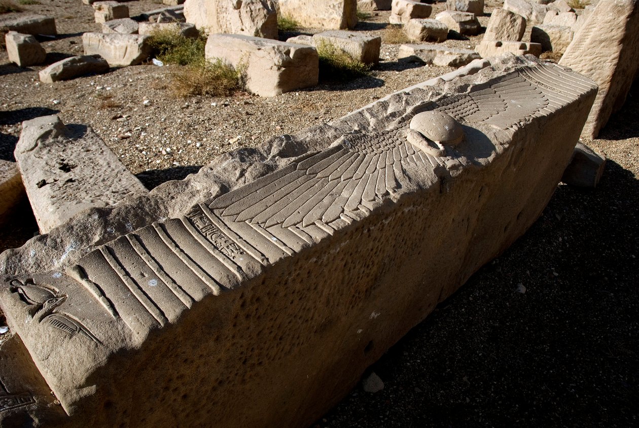 Egyptiske antikviteter: architrave af templet dedikeret til Hathor, Dendera, Egypten af Egyptian Ptolemaic Period