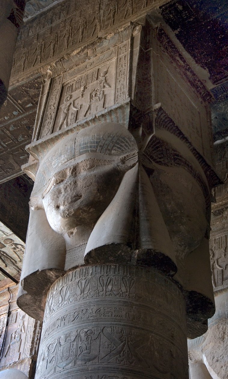 Egyptiske antikviteter: hovedstad af søjler dekoreret med repræsentationen af gudinden Hathor. Hathors tempel, Dendera, Egypten af Egyptian Ptolemaic Period