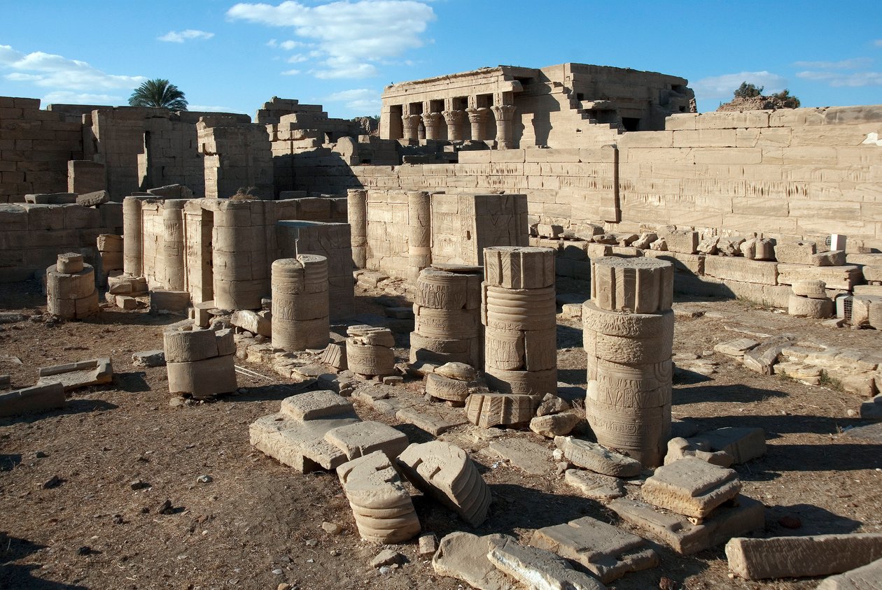Egyptisk oldtid: templets søjler dedikeret til Hathor, Dendera, Egypten af Egyptian Ptolemaic Period