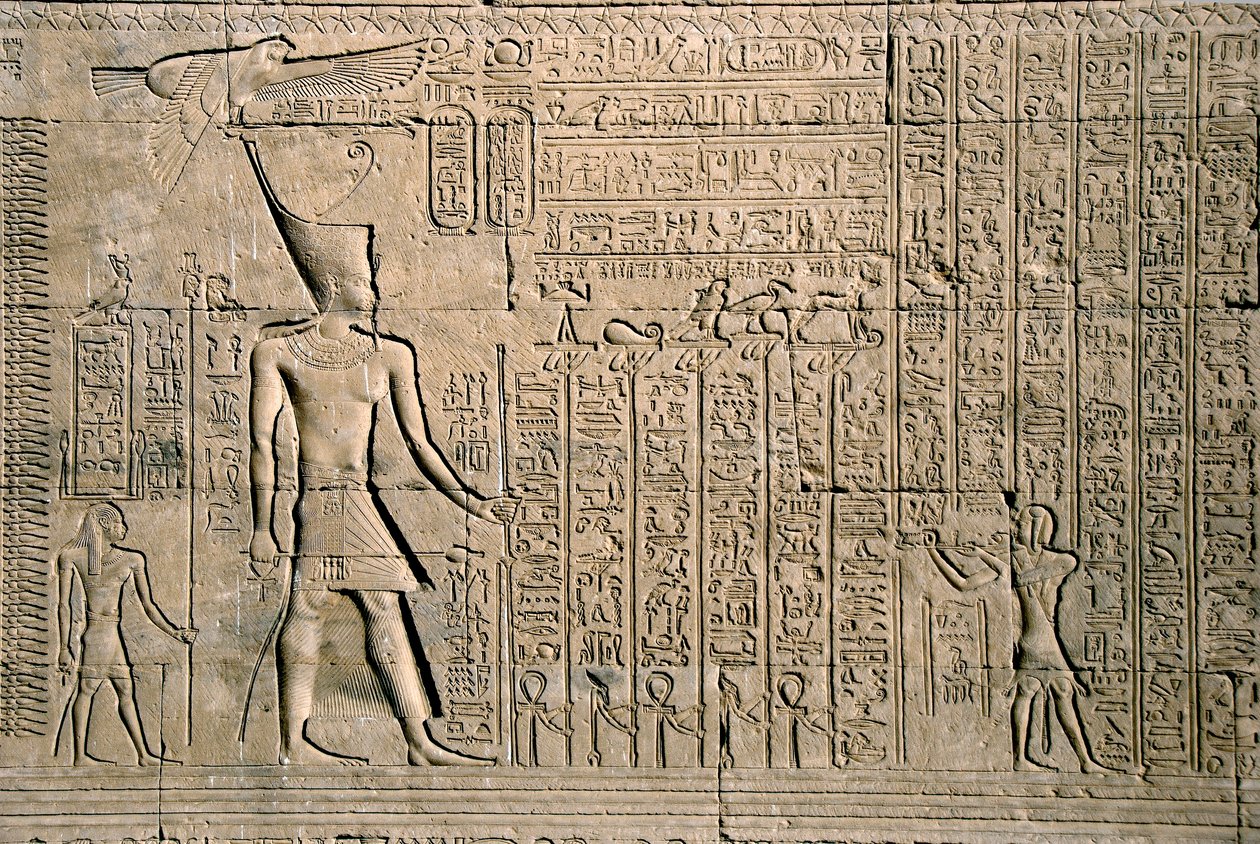 Egyptisk antikvitet: ydre relief med hieroglyffer. Hathor-templet, Denderah, Egypten - Egyptisk civilisation: hierogyfer og figurer skåret på væggen af Hathor-templet (eller Tentyra-templet) i Denderah, bygget under Pepi I