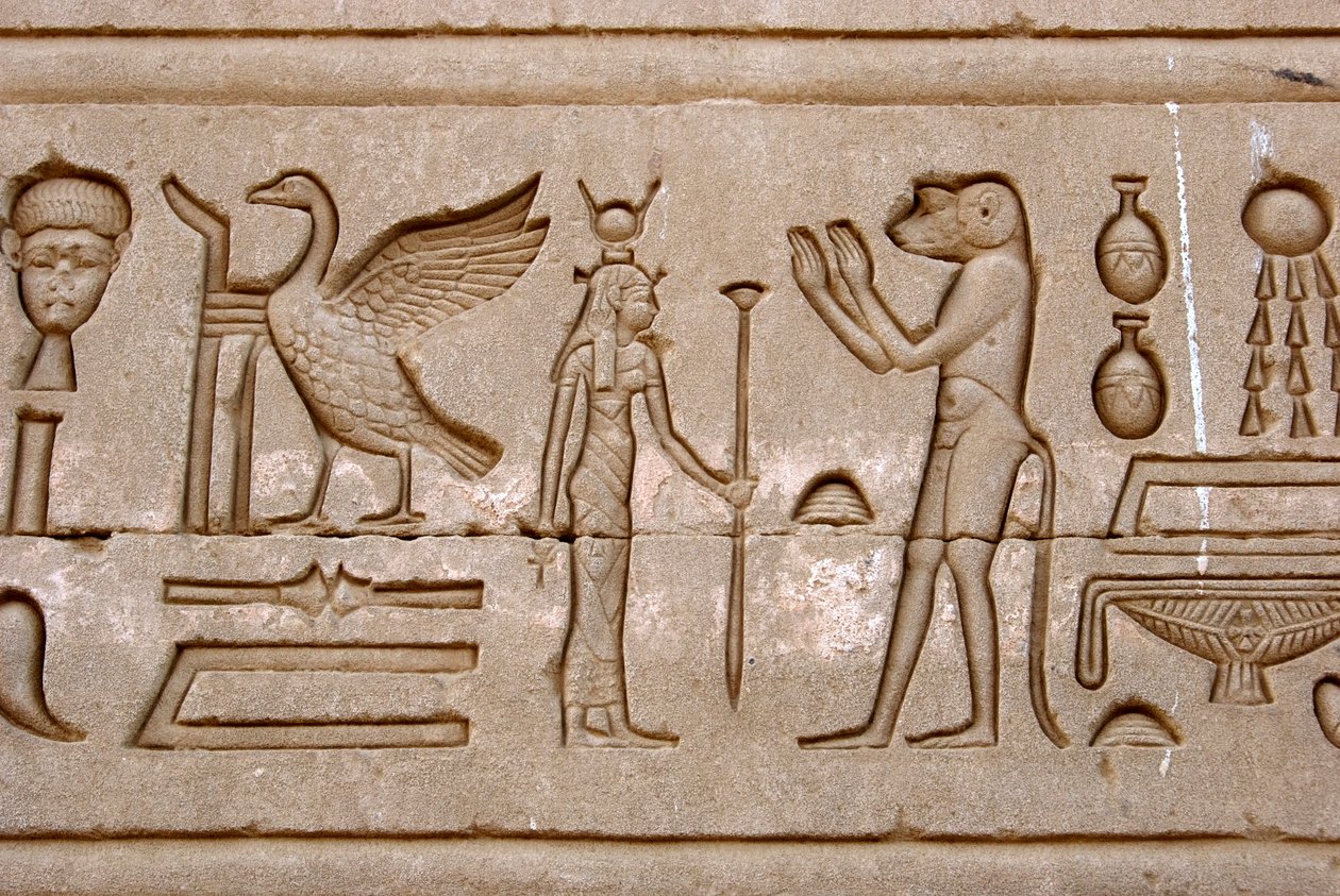 Egyptisk antikvitet: hieroglyffer på den østlige mur af Hathor-templet, Denderah, Egypten - Egyptisk civilisation: hieroglyffer udskåret på væggen af Hathor-templet (eller Tentyra-templet) i Denderah, bygget under Pepi I