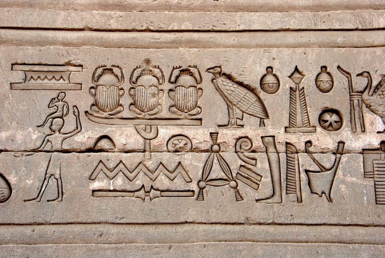 Egyptiske antikviteter: hieroglyffer på den østlige væg af Hathor-templet, Dendera, Egypten af Egyptian Ptolemaic Period