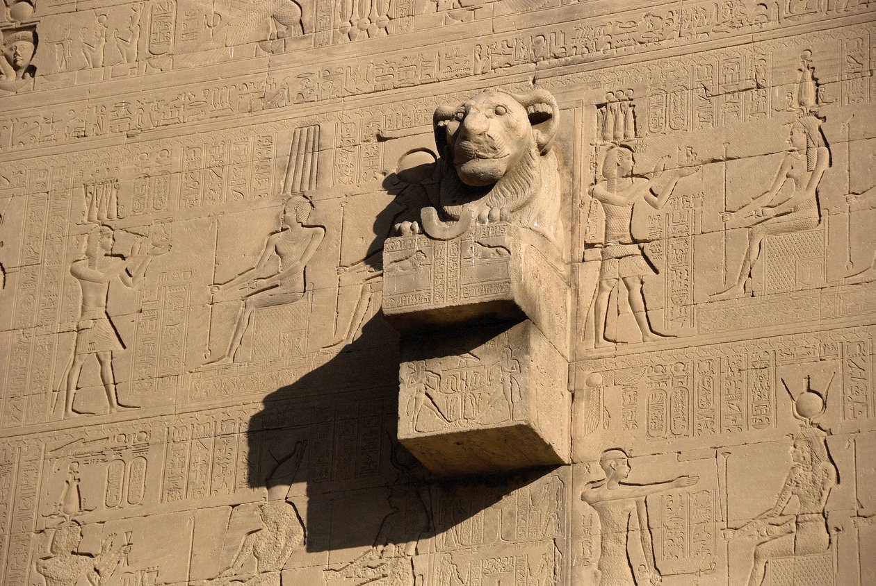 Egyptisk antik: løvehovedgargoyle, Hathors tempel, Dendera, Egypten af Egyptian Ptolemaic Period