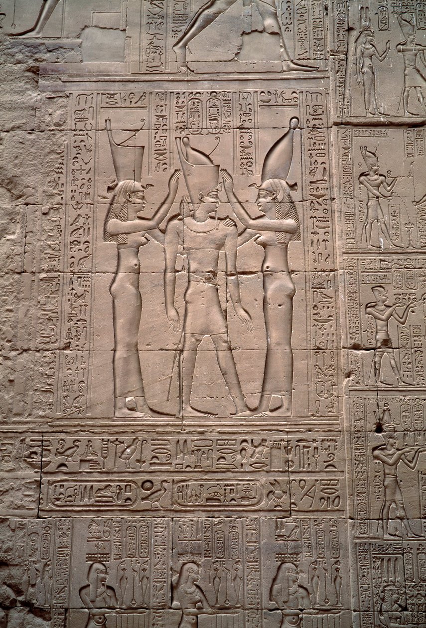 Egyptisk oldtid: lavrelief, der repræsenterer kroningen af kong Ptolemæus IV. Horus tempel, Edfu, Egypten af Egyptian Ptolemaic Period