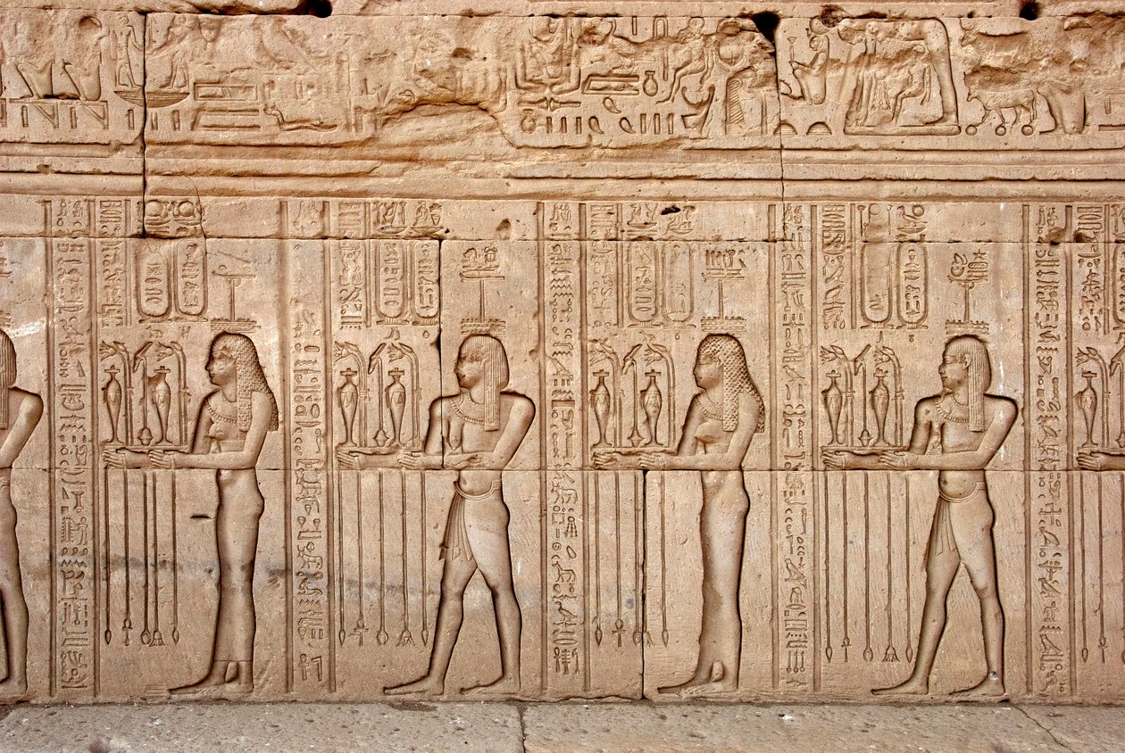 Egyptisk antikvitet: ofringer og hyldest til gudinden, Hathor-templet, Denderah, Egypten - Egyptisk civilisation: ofringer og hyldest til gudinden - figurer udskåret på væggen af Hathor-templet (eller Tentyra-templet) i Denderah, af Egyptian Ptolemaic Period