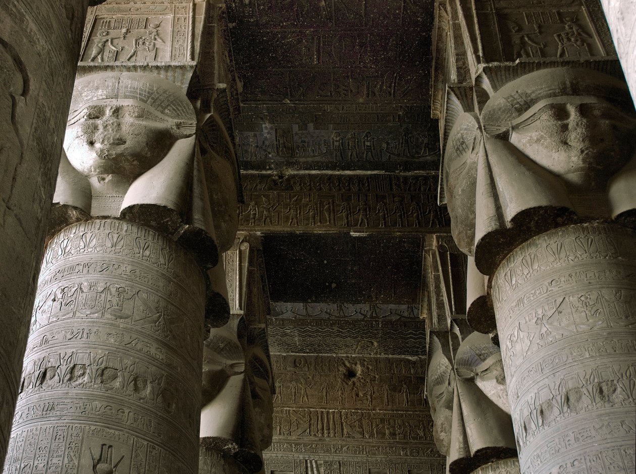 Egyptisk antikvitet: delvis udsigt over hypostilværelset med søjler dekoreret med repræsentationen af gudinden Hathor. Hathors tempel, Dendera, Egypten af Egyptian Ptolemaic Period
