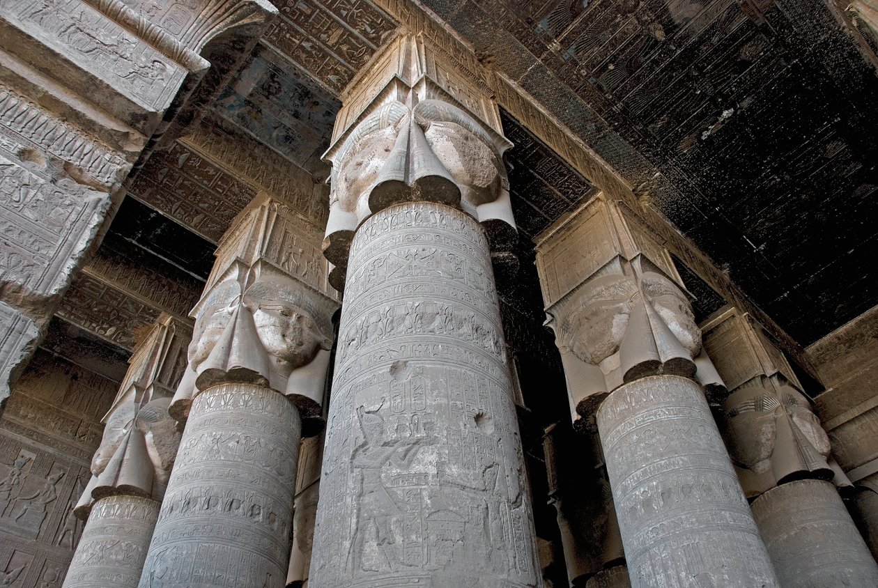 Egyptisk antikvitet: delvis udsigt over hypostilværelset med søjler dekoreret med repræsentationen af gudinden Hathor. Hathors tempel, Dendera, Egypten af Egyptian Ptolemaic Period