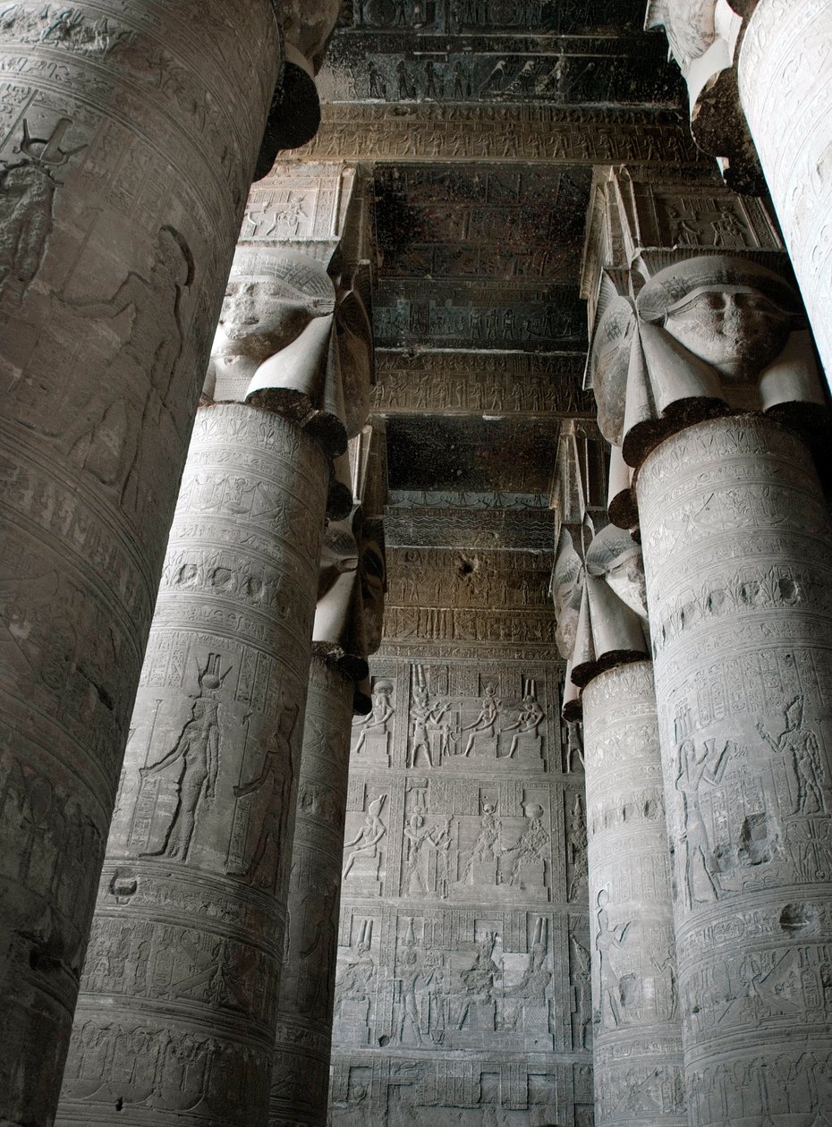 Egyptisk antikvitet: delvis udsigt over hypostilværelset med søjler dekoreret med repræsentationen af gudinden Hathor. Hathors tempel, Dendera, Egypten af Egyptian Ptolemaic Period