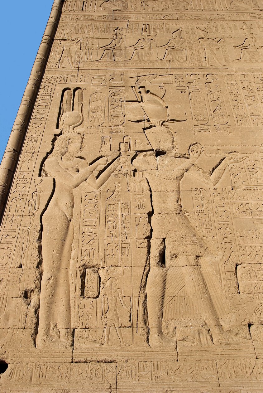 Egyptisk antikvitet: relief fra templets bagvæg dedikeret til gudinden Hathor, der repræsenterer Cleopatre og Cesarion. Denderah, Egypten af Egyptian Ptolemaic Period