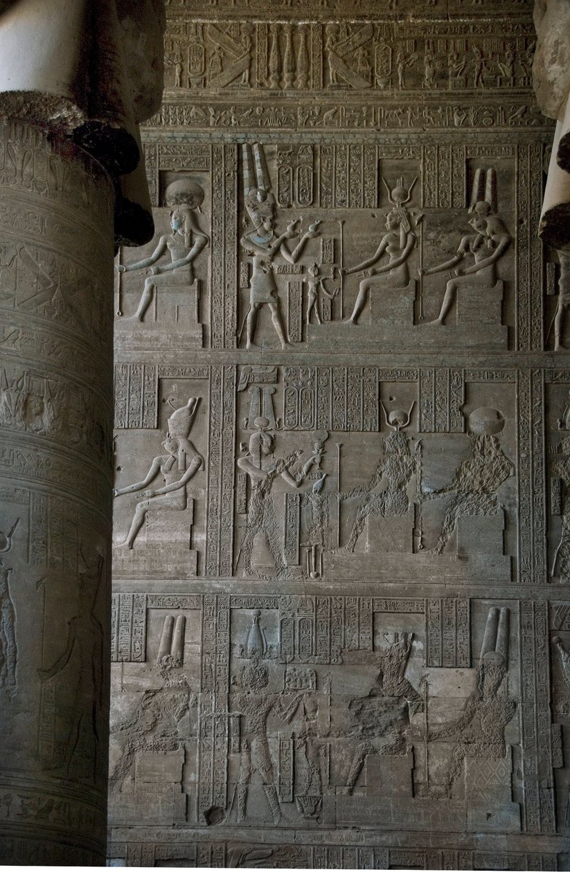 Egyptisk antikvitet: relieffer inde i hypostilrummet i templet dedikeret til Hathor, Dendera, Egypten af Egyptian Ptolemaic Period