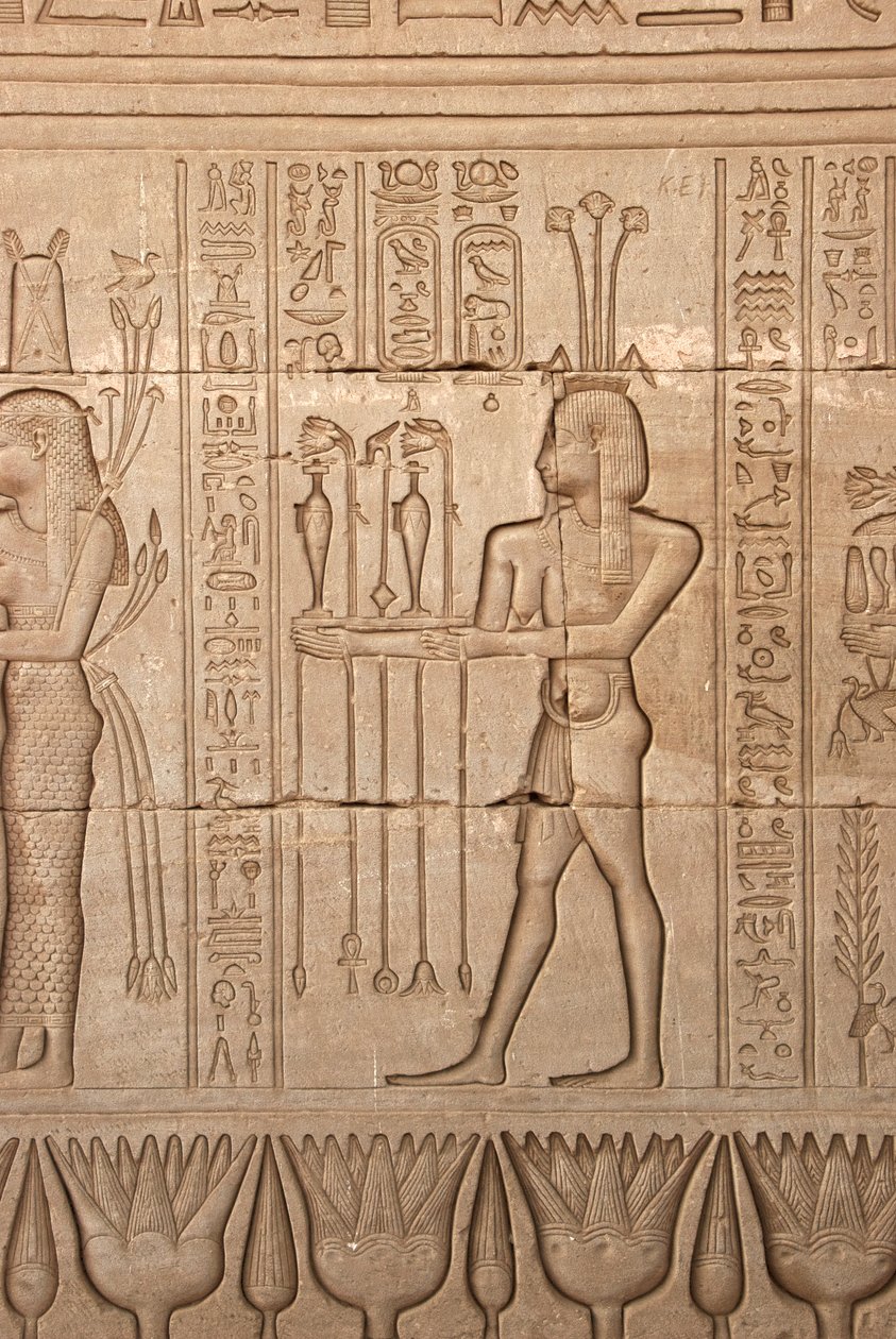 Egyptiske antikviteter: repræsentation af en mand, der bringer ofre som hyldest til gudinden, Hathors tempel, Dendera, Egypten af Egyptian Ptolemaic Period