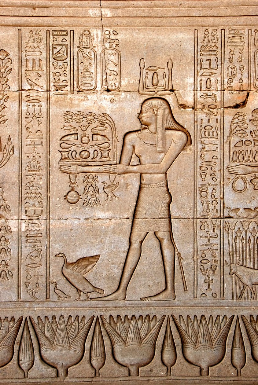Egyptisk antikvitet: repræsentation af en mand, der bringer ofre til gudinden, Hathor-templet, Denderah, Egypten - Egyptisk civilisation: en mand, der bærer ofre til gudinden Hathor, udskåret på væggen af Hathor-templet (eller Tentyra-templet) i Denderah af Egyptian Ptolemaic Period