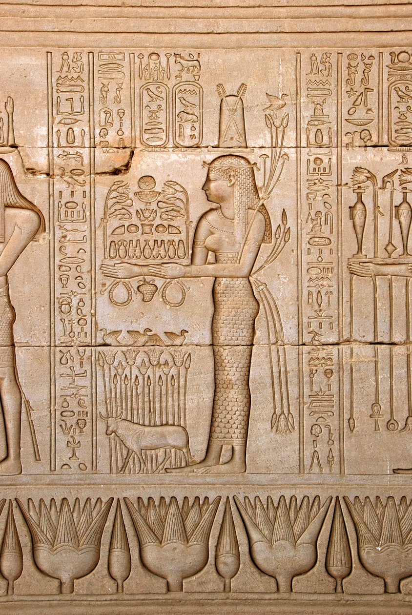 Egyptisk antikvitet: repræsentation af en kvinde, der bringer ofre til gudinden, Hathor-templet, Denderah, Egypten - Egyptisk civilisation: kvinde, der bringer ofre til gudinden Hathor - Figur udskåret på væggen af Hathor-templet (eller Tentyra-templet) i af Egyptian Ptolemaic Period