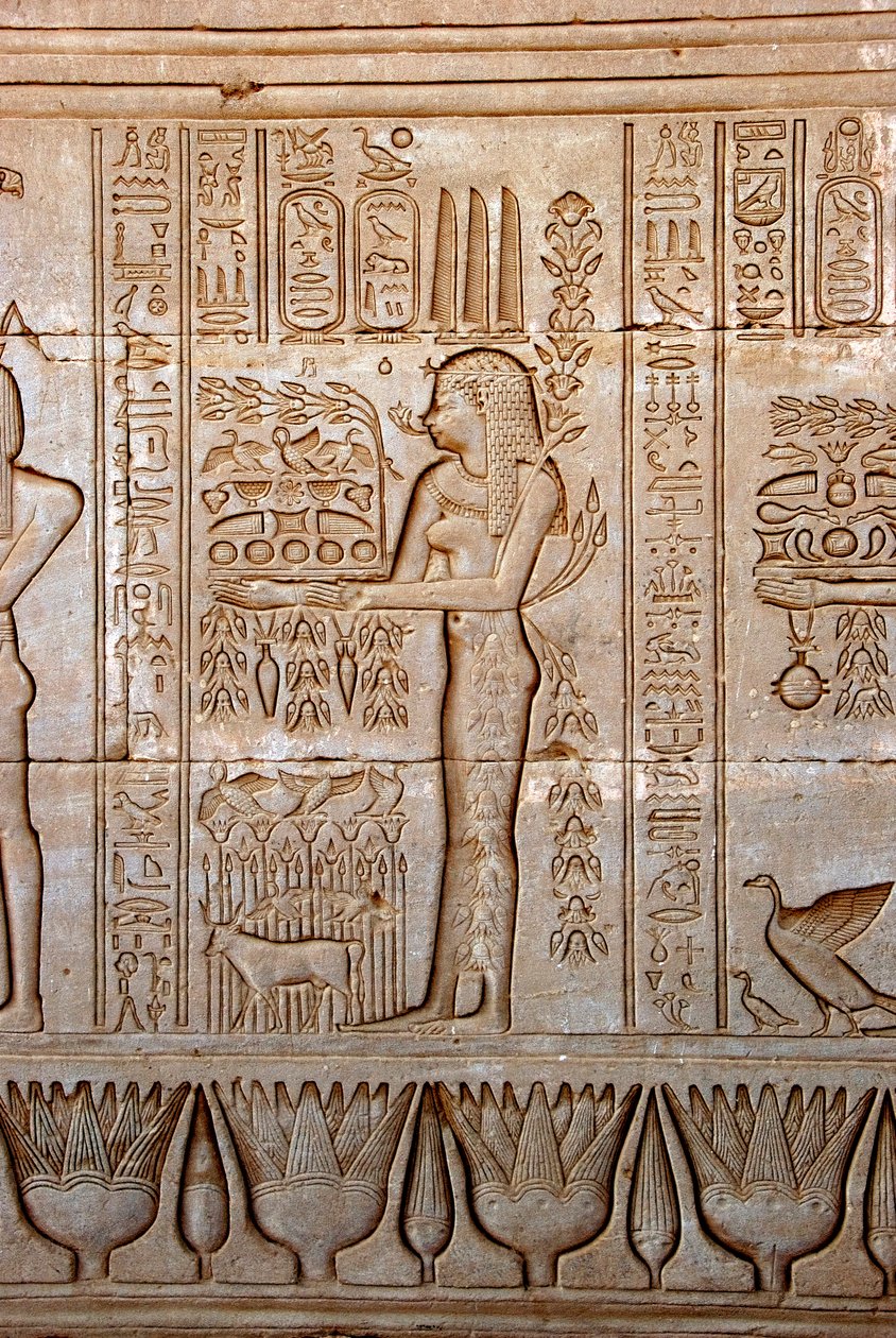 Egyptiske antikviteter: repræsentation af en ung kvinde, der bringer ofre som hyldest til gudinden, Hathors tempel, Dendera, Egypten af Egyptian Ptolemaic Period