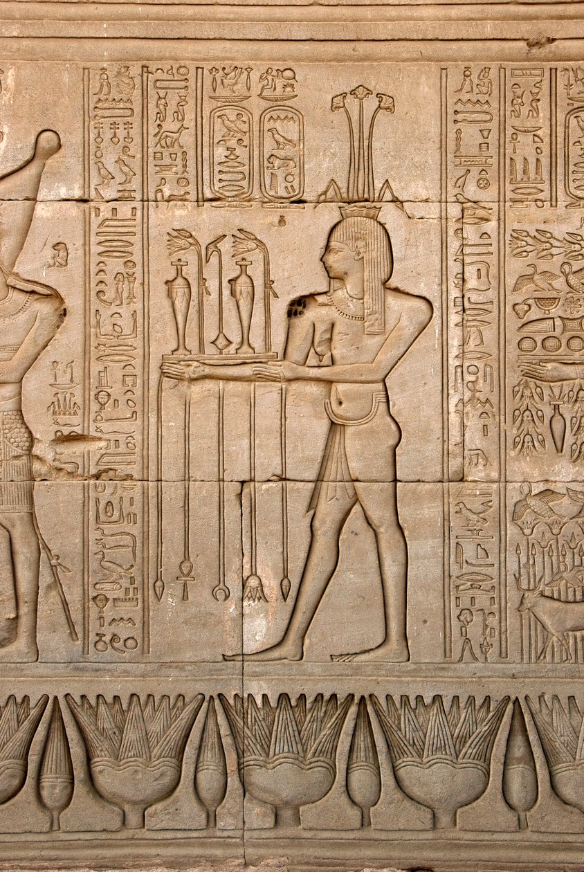 Egyptisk antikvitet: repræsentation af Nilens gud, Hapy og hieroglyffer, Hathor-templet, Denderah, Egypten - Egyptisk civilisation: Nilens gud, Hapy og hieroglyffer skåret på væggen af Hathor-templet (eller Tentyra-templet) i Denderah, af Egyptian Ptolemaic Period