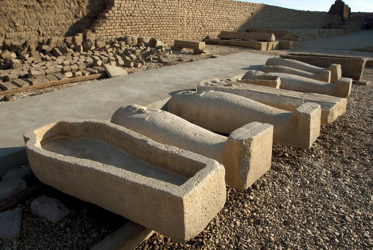 Egyptisk antikvitet: sarkofagplads i en af gårdspladserne i Hathor-templet, Dendera (Denderah), Egypten af Egyptian Ptolemaic Period