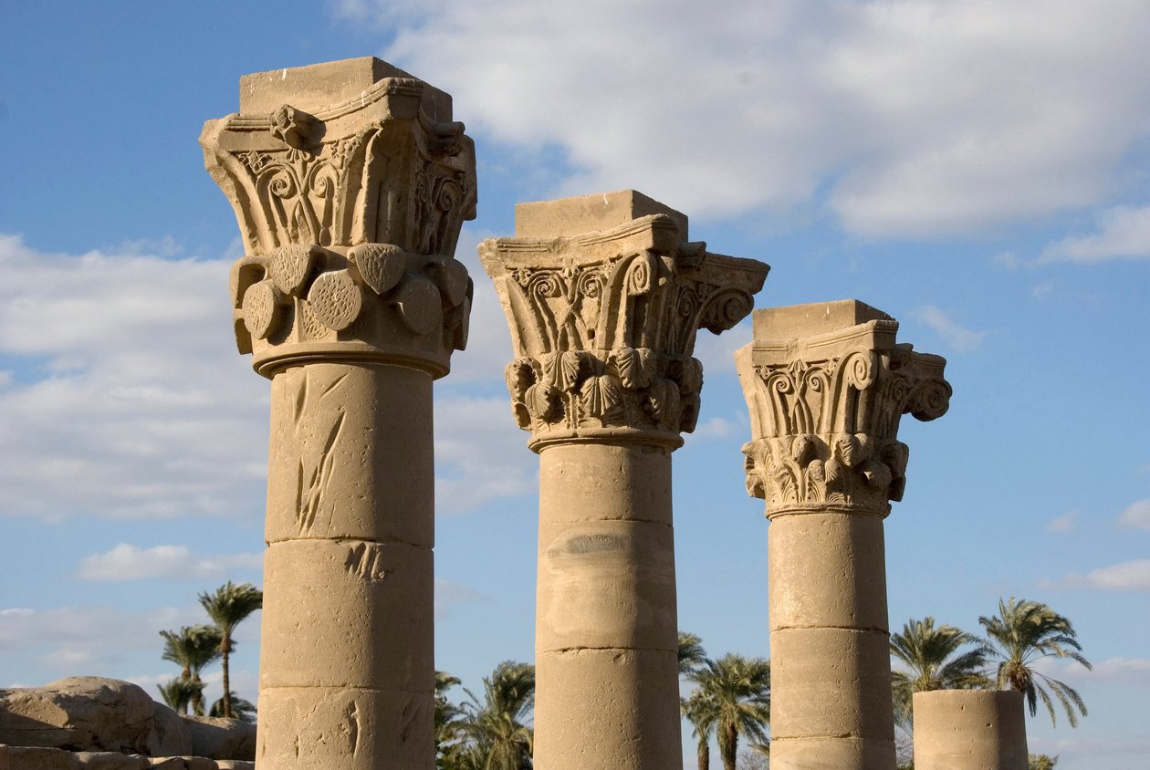 Egyptiske antikviteter: udsigt over kioskens søjler foran indgangen til templet dedikeret til gudinden Hathor. 81-117 e.Kr. Dendera, Egypten af Egyptian Ptolemaic Period
