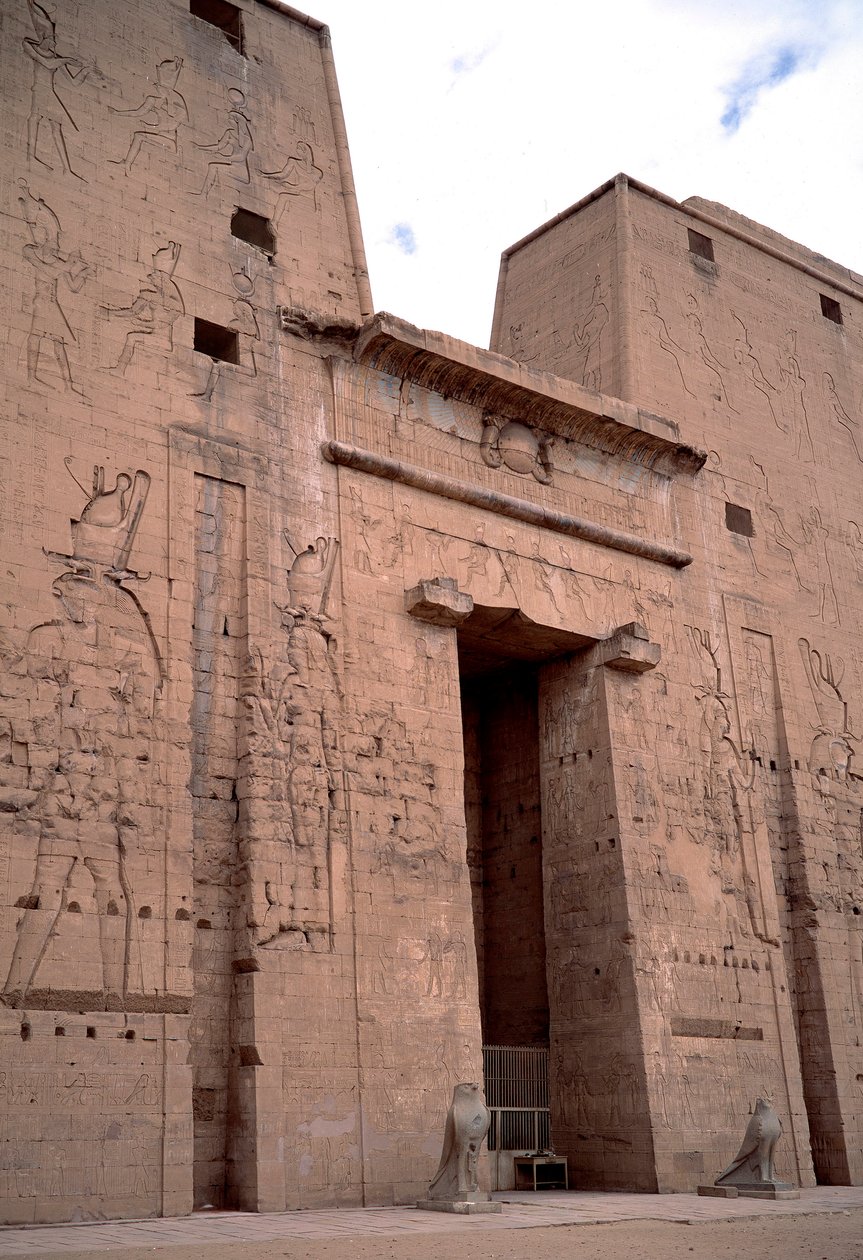 Egyptisk antikvitet: udsigt over indgangen til Edfu-templet (Edfu) dedikeret til den guddommelige Horus og bygget mellem 237 og 57 f.Kr. Egypten af Egyptian Ptolemaic Period
