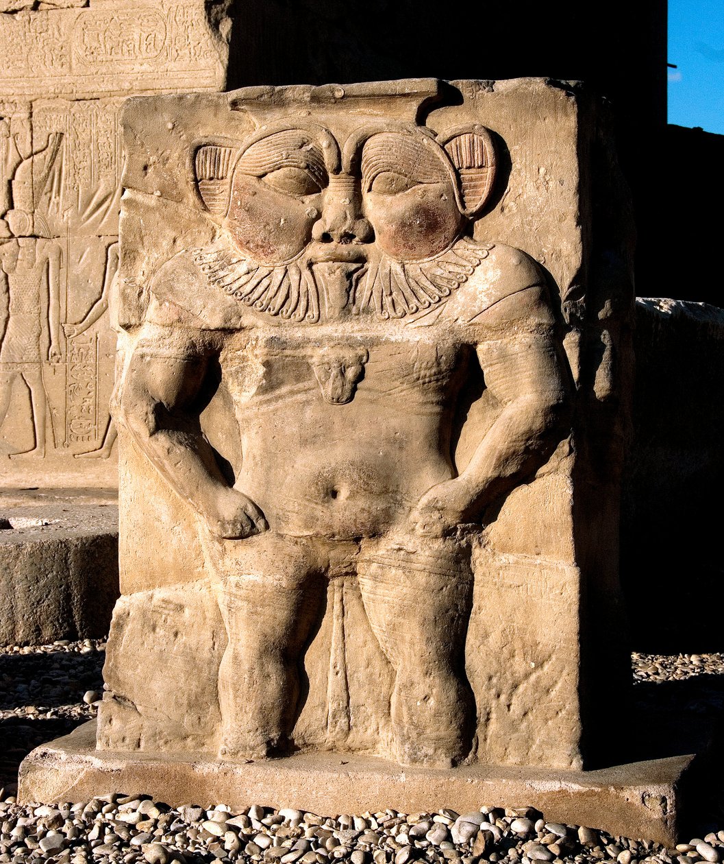 Egyptiske oldsager: guddommen Bes. Detalje af et lavt relief af templet dedikeret til gudinden Hathor. Hathors tempel, Dendera (Dendera), Egypten af Egyptian Ptolemaic Period