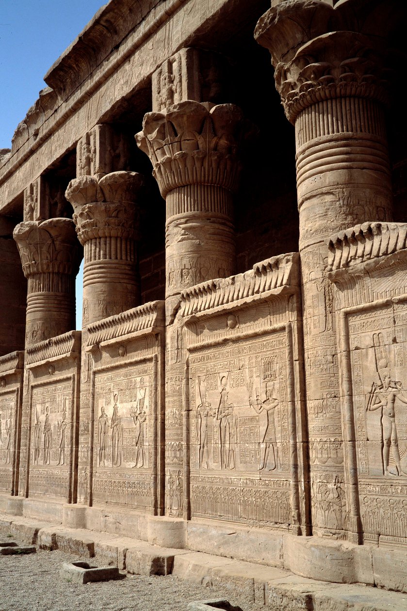 Egyptisk arkitektur: udsigt over Hathor-templet i Denderah. Ptolemæisk periode. Egypten. af Egyptian Ptolemaic Period