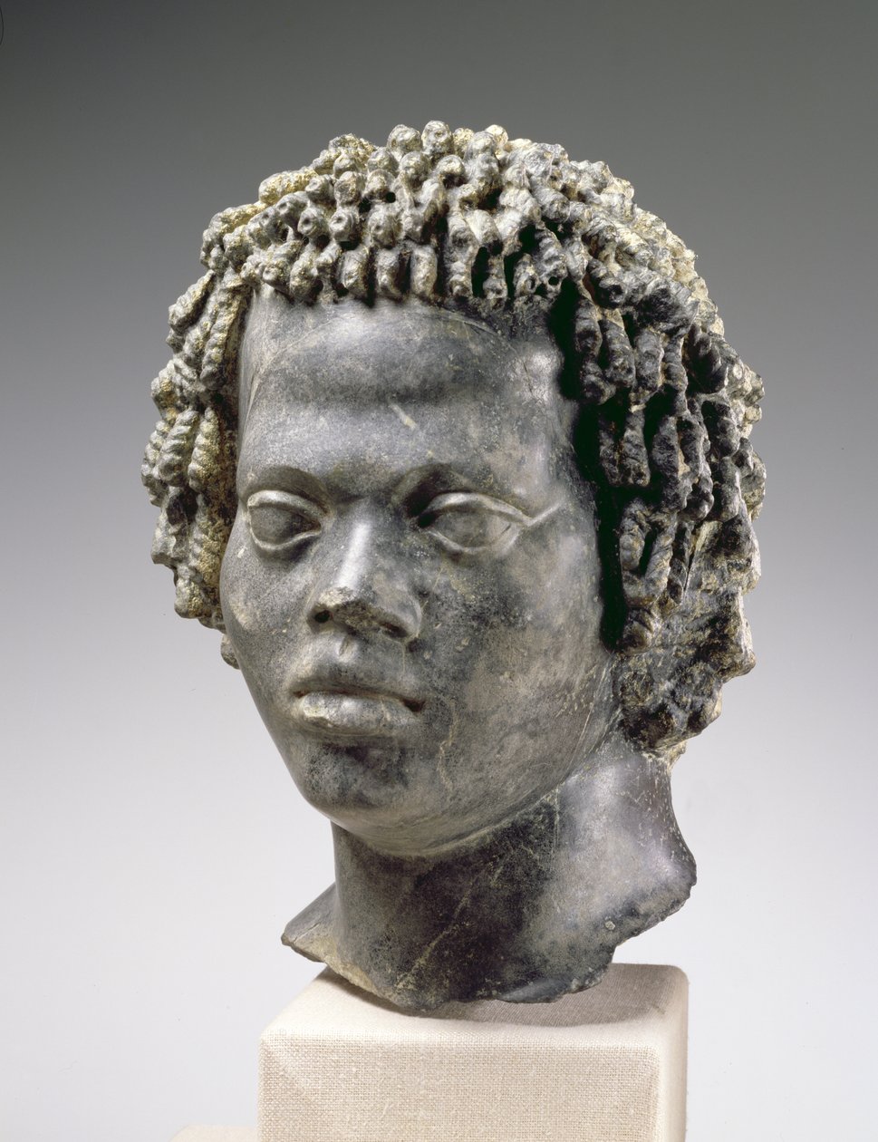 Hoved af en sort mand, slutningen af det andet århundrede f.Kr. (marmor) af Egyptian Ptolemaic Period