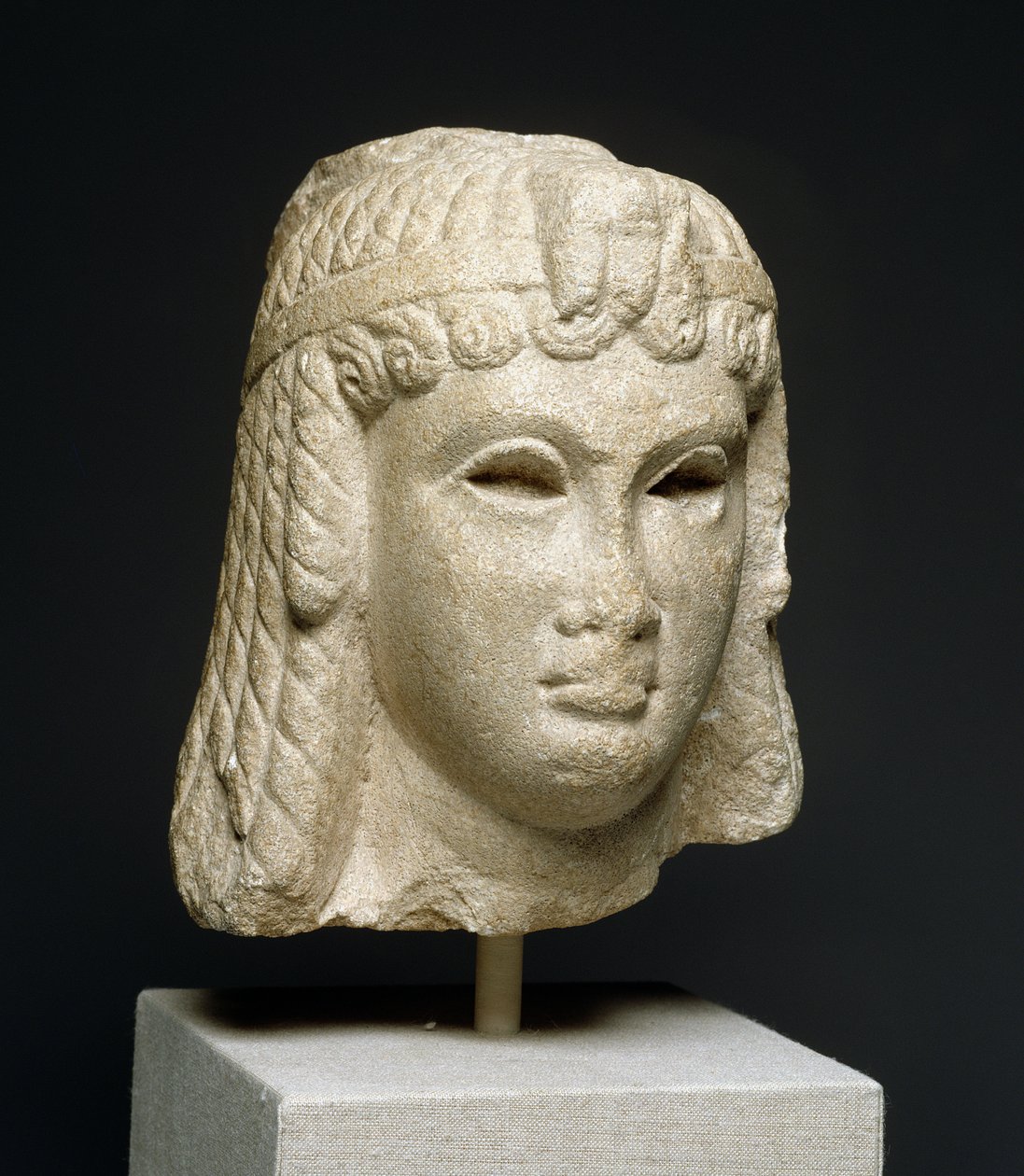 Hoved af en dronning iført en tung paryk, muligvis Cleopatra VII (69-30BC) (marmor) af Egyptian Ptolemaic Period