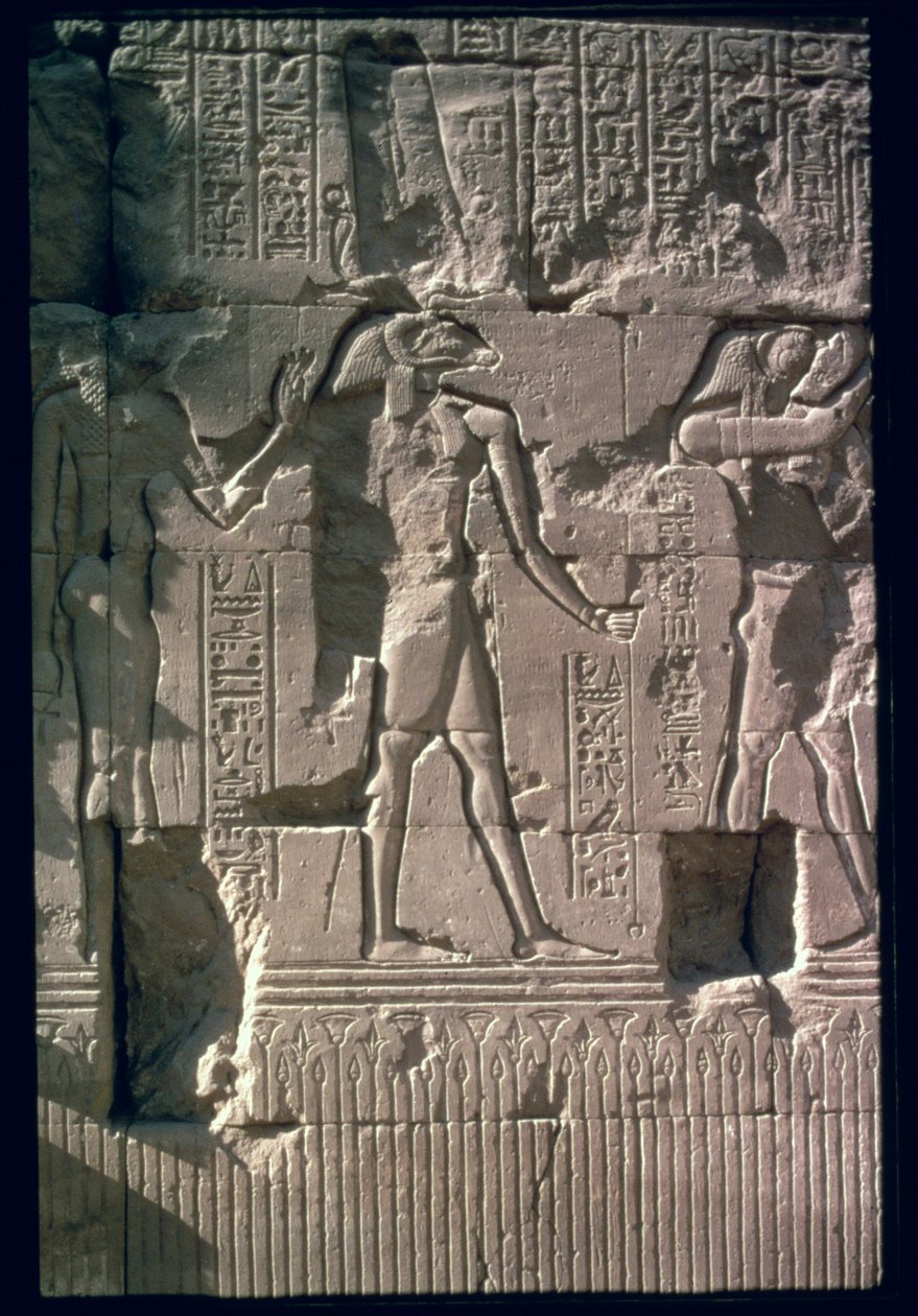 Relief, der forestiller Khnum, fra skærmvæggen i Khnum-templet (kalksten) af Egyptian Ptolemaic Period