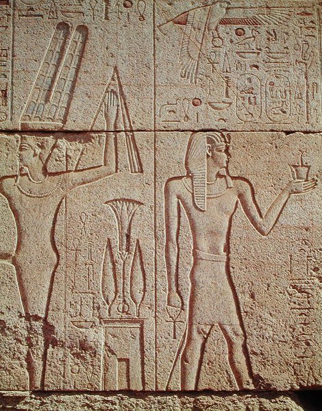 Relief forestillende Philip Arridaeus (323-317 f.Kr.), der holder et røgelseskar foran Amun med guden Min til venstre, fra Philip Arridaeus