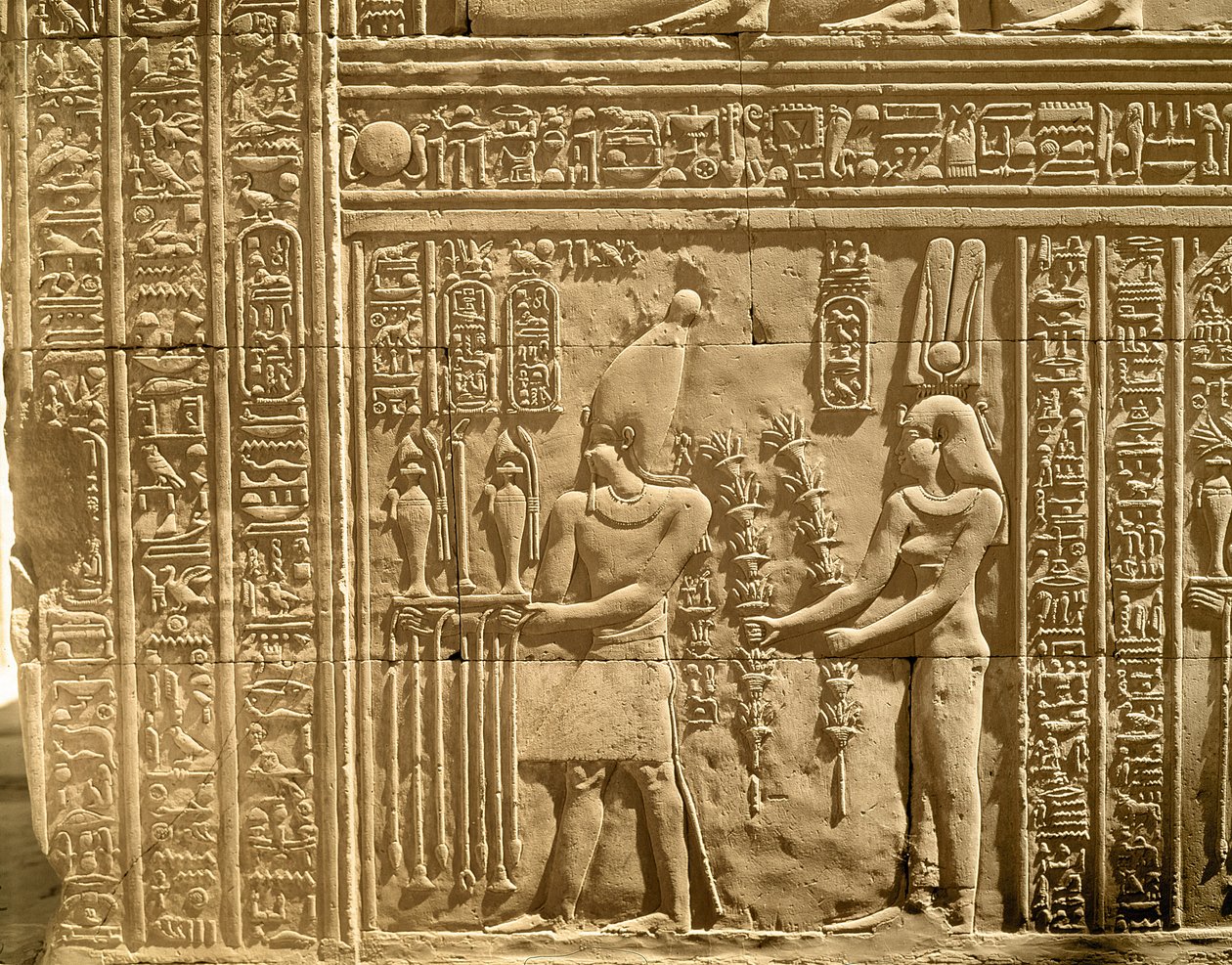 Relief, der viser Ptolemæus VIII Euergetes II (Physkon) og Cleopatra III, der ofrer til guderne af Egyptian Ptolemaic Period