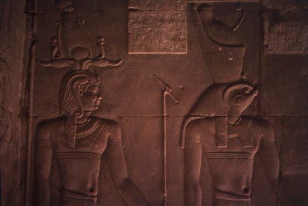 Relief forestillende Ptolemæus XII (ca. 112-51 f.Kr.) og Horus (sten) af Egyptian Ptolemaic Period