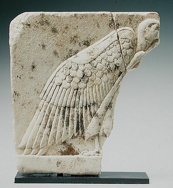 Relief forestillende en grib (kalksten) af Egyptian Ptolemaic Period