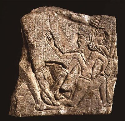 Billedhuggermodel forestillende en konge med en løve, der slår fjender, ca. 400-201 f.Kr. (kalksten) af Egyptian Ptolemaic Period