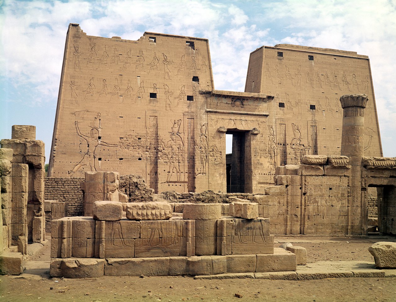 Udsigt over den første pylon af Horus-templet af Egyptian Ptolemaic Period