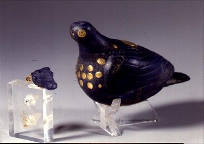 Votivdue og vedhæng i form af et tyrehoved, fra Susa, det sydvestlige Iran, ca. 1150 f.Kr. (lapis lazuli & guld) (se også 214127) af Elamite