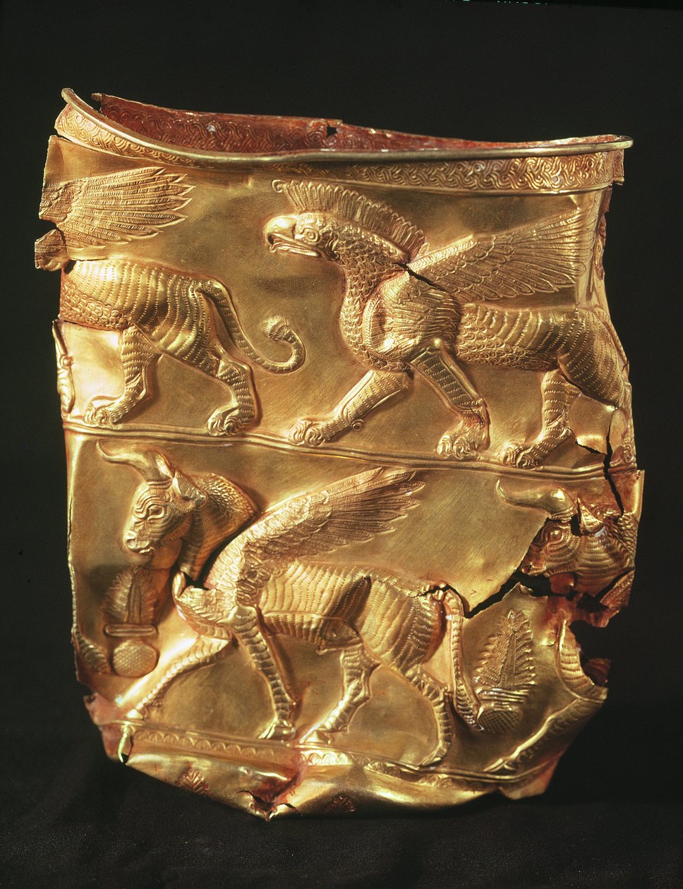 Bægerglas dekoreret med bevinget tyr og monstre med ørnehoveder, fra Marlik, Iran (guld) af Elamite