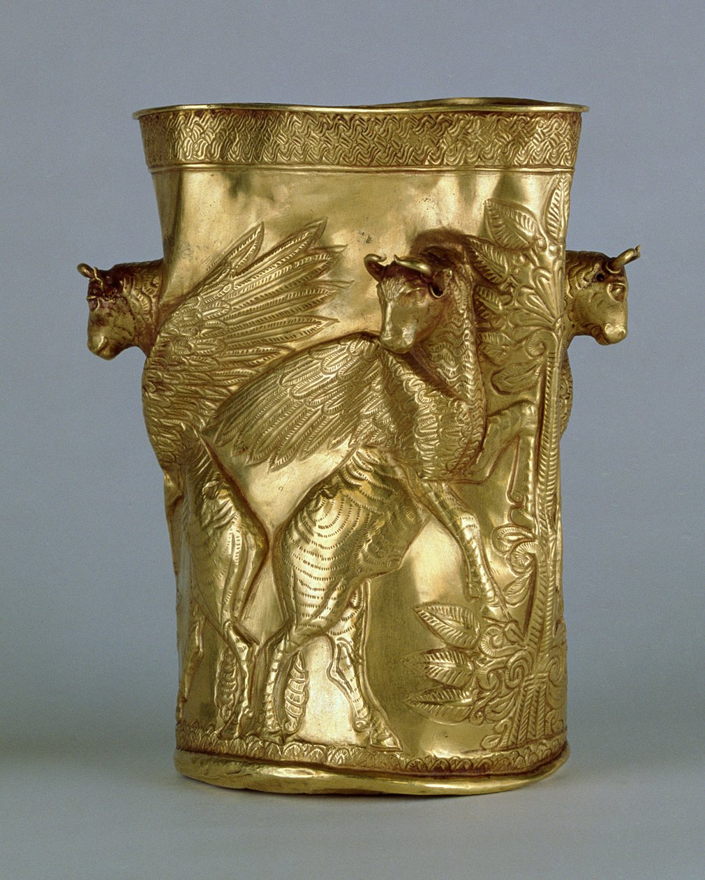 Bægerglas dekoreret med vingede tyre flankerende et træ, fra Marlik, Iran, ca. 12.-11. århundrede f.Kr. (guld) af Elamite