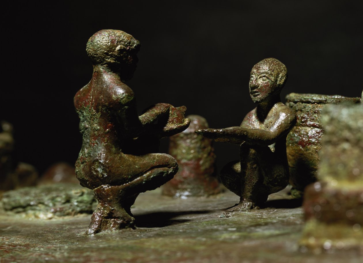 Krøjende figurer fra en lille gruppestatue, der forestiller Sit Shimsi, ritualen til den opgående sol, Elamit-perioden, fra Susa, det sydvestlige Iran, ca. 1150 f.Kr. (bronze) af Elamite