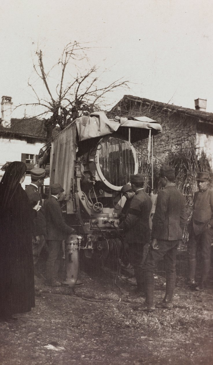 Album af Første Verdenskrig i Friuli-Venezia Giulia: fotoelektrisk bil, 01-04/1916 (s/h-foto) af Elena Bianconcini