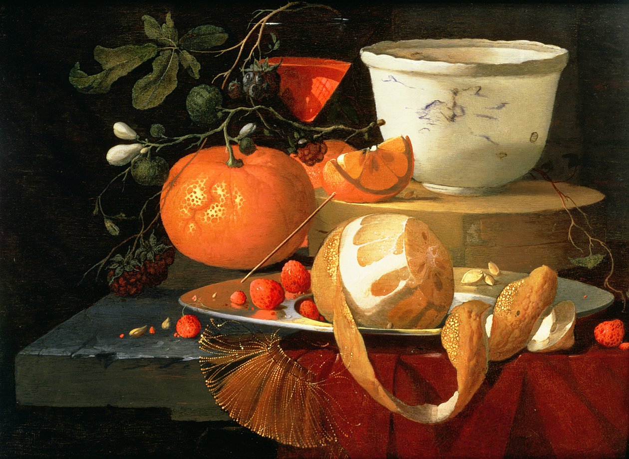 Stilleben af en appelsin, en citron og jordbær på en tintallerken, en wan-li skål bagved af Elias van den Broeck
