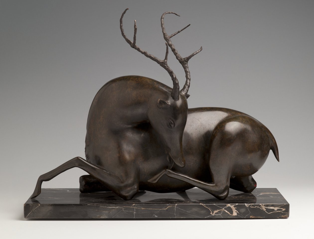 Hvilende hjort, ca. 1915 af Elie Nadelman