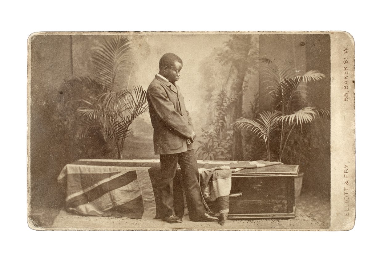 Jacob Wainwright med Livingstones kiste, London, 1874 (albumin print) af Elliott und Fry Studio
