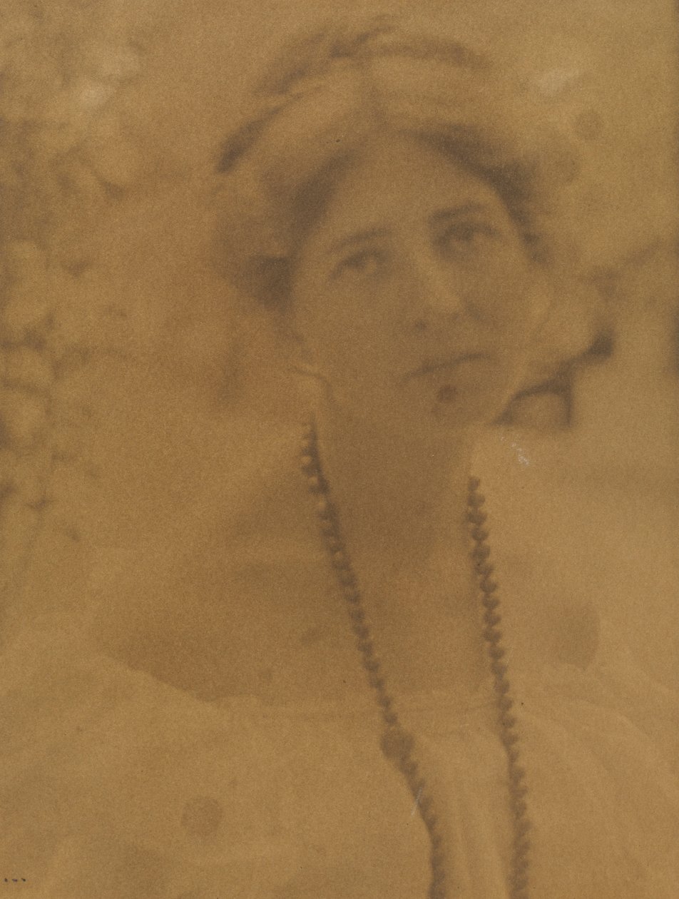 Portræt af Julia Hall McCune 1882-1971, ca. 1898. af Ema Spencer