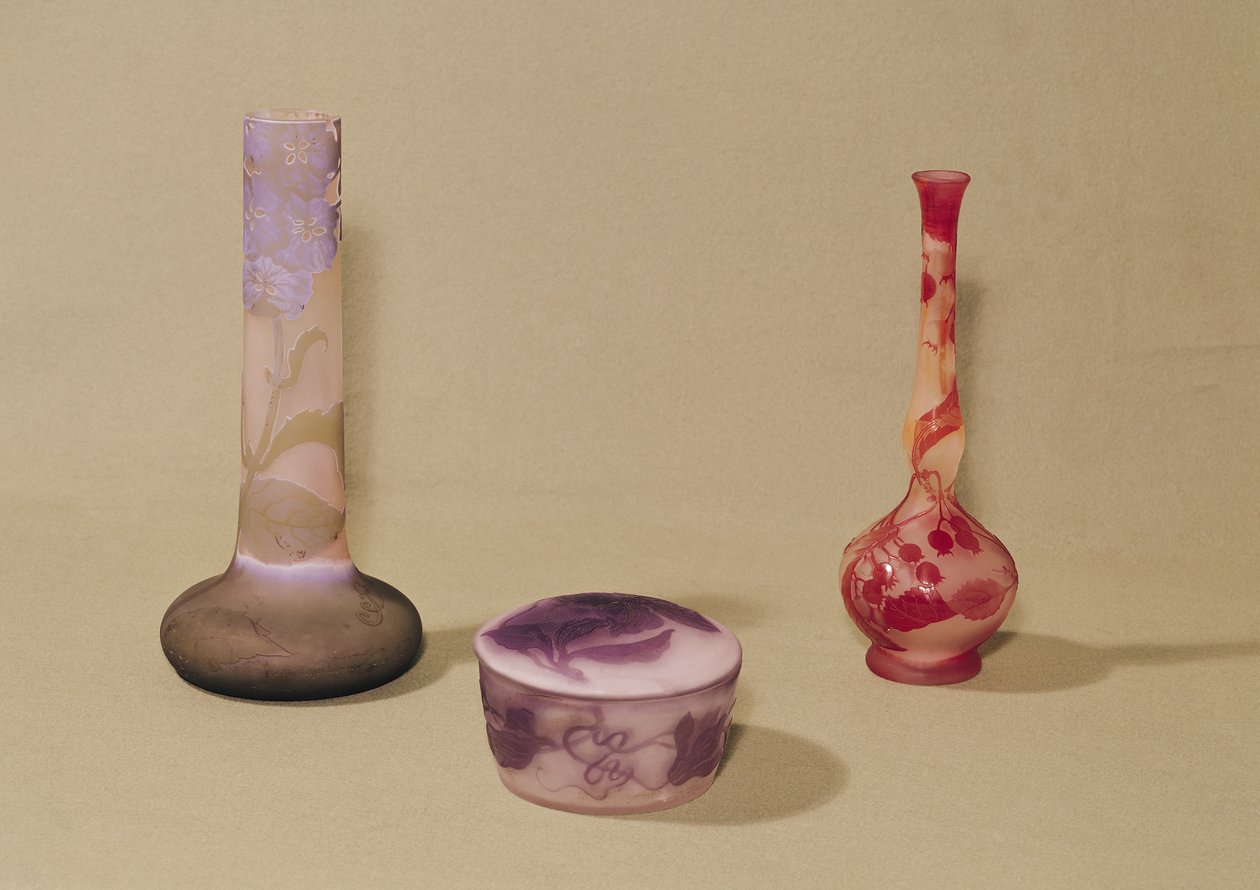 To vaser og en bonbonniere, 19.-20. århundrede (glas) af Emile Galle