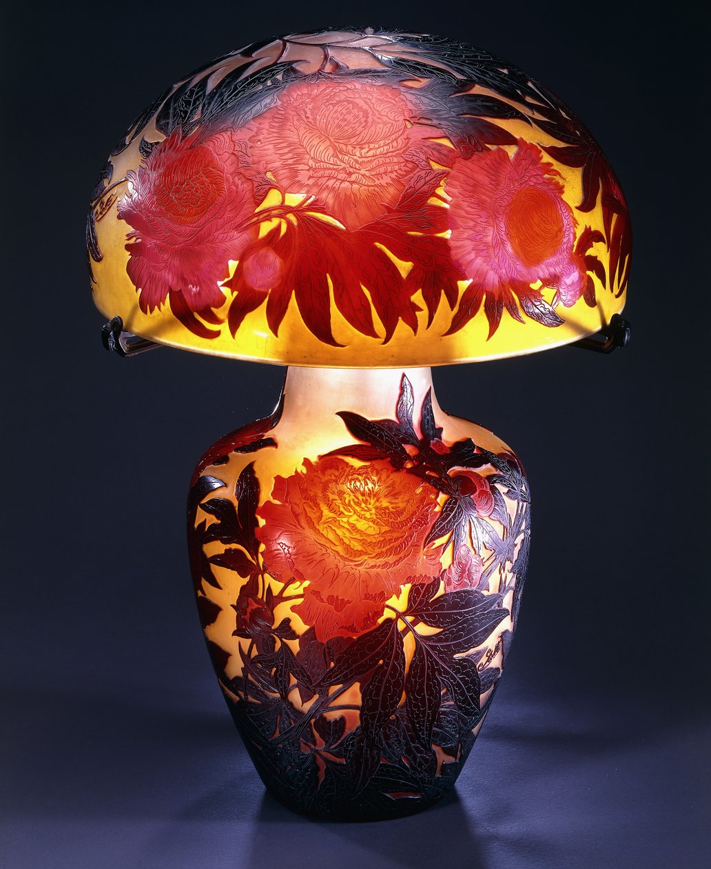 En dobbelt overlejret og ætset glas bordlampe, af Emile Galle
